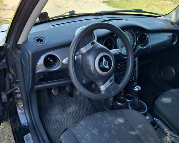 Черный Мини Купер, объемом двигателя 1.6 л и пробегом 194 тыс. км за 4100 $, фото 4 на Automoto.ua