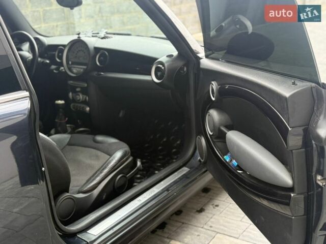 Черный Мини Купер, объемом двигателя 1.6 л и пробегом 250 тыс. км за 5600 $, фото 6 на Automoto.ua