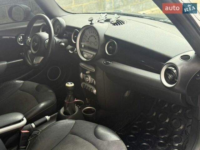 Черный Мини Купер, объемом двигателя 1.6 л и пробегом 250 тыс. км за 5600 $, фото 5 на Automoto.ua