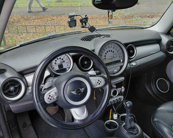 Черный Мини Купер, объемом двигателя 1.6 л и пробегом 270 тыс. км за 6899 $, фото 8 на Automoto.ua