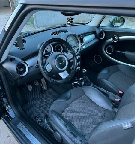 Черный Мини Купер, объемом двигателя 1.4 л и пробегом 162 тыс. км за 6600 $, фото 33 на Automoto.ua