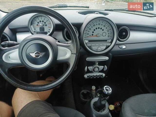 Черный Мини Купер, объемом двигателя 1.6 л и пробегом 186 тыс. км за 6600 $, фото 12 на Automoto.ua