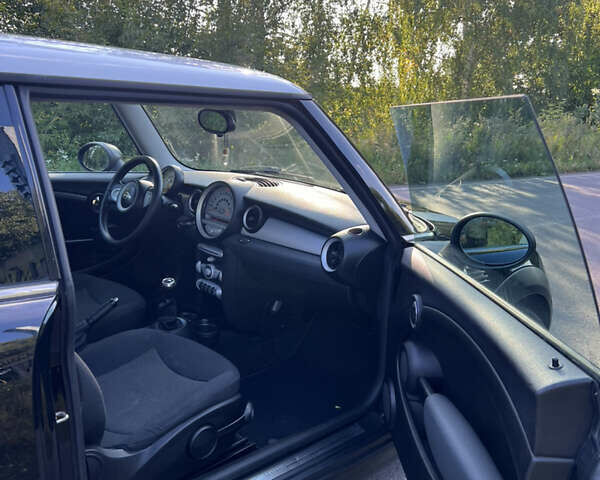 Черный Мини Купер, объемом двигателя 1.6 л и пробегом 287 тыс. км за 5600 $, фото 19 на Automoto.ua