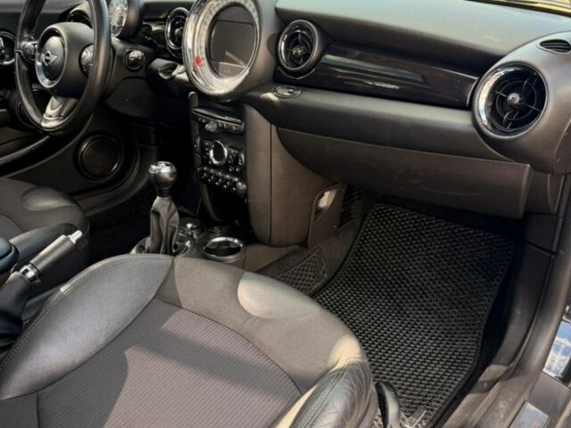 Чорний Міні Cooper, об'ємом двигуна 1.6 л та пробігом 224 тис. км за 8500 $, фото 5 на Automoto.ua