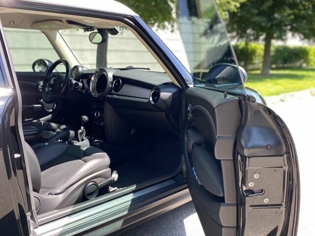 Чорний Міні Cooper, об'ємом двигуна 1.6 л та пробігом 160 тис. км за 8500 $, фото 5 на Automoto.ua