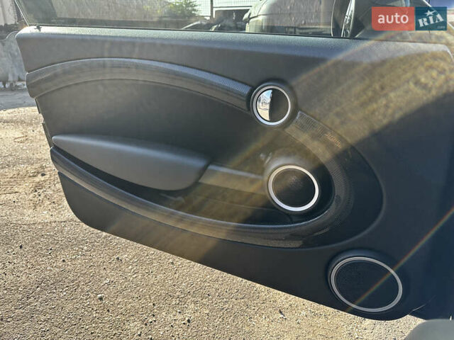 Чорний Міні Cooper, об'ємом двигуна 1.6 л та пробігом 150 тис. км за 9500 $, фото 3 на Automoto.ua
