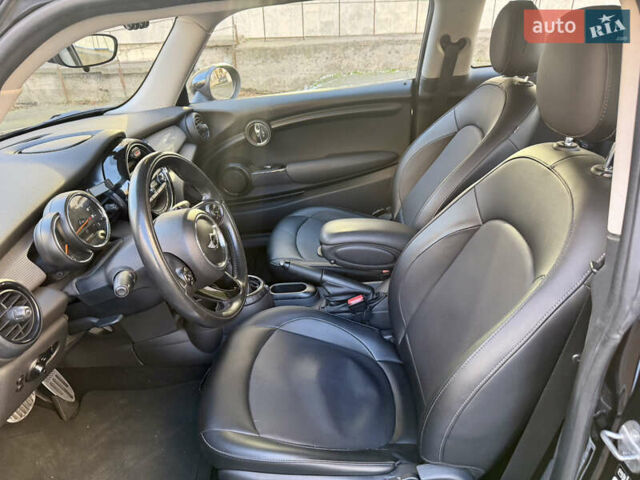 Черный Мини Купер, объемом двигателя 1.5 л и пробегом 125 тыс. км за 10700 $, фото 10 на Automoto.ua