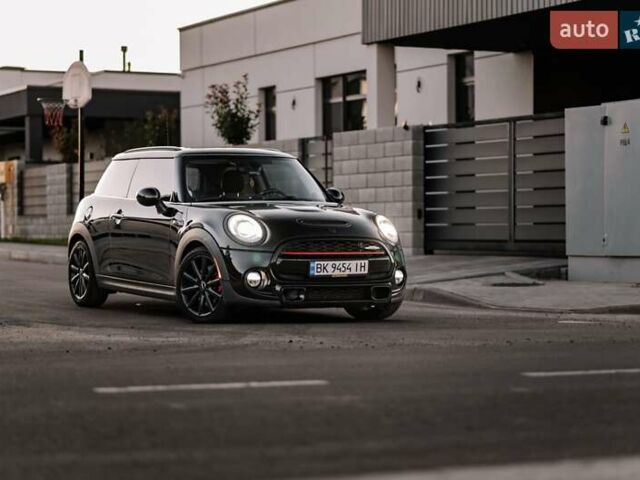 Черный Мини Купер, объемом двигателя 2 л и пробегом 160 тыс. км за 13300 $, фото 1 на Automoto.ua