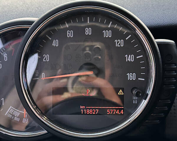 Чорний Міні Cooper, об'ємом двигуна 1.5 л та пробігом 118 тис. км за 14500 $, фото 3 на Automoto.ua