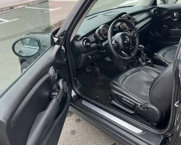 Чорний Міні Cooper, об'ємом двигуна 1.5 л та пробігом 120 тис. км за 9800 $, фото 1 на Automoto.ua