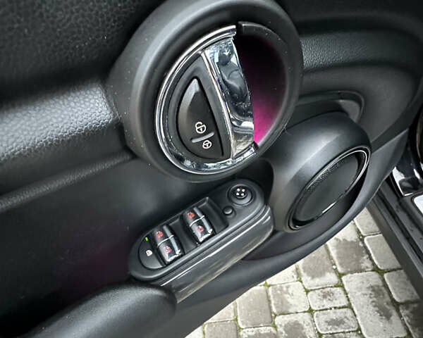 Черный Мини Купер, объемом двигателя 1.5 л и пробегом 163 тыс. км за 12500 $, фото 11 на Automoto.ua