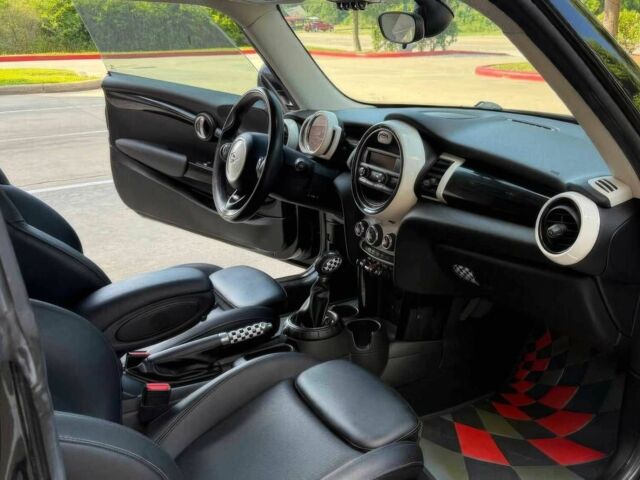 Чорний Міні Cooper, об'ємом двигуна 2 л та пробігом 110 тис. км за 3294 $, фото 11 на Automoto.ua