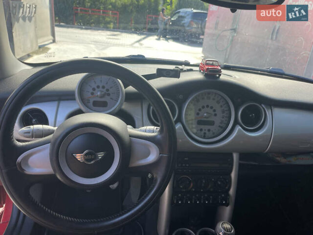Красный Мини Купер, объемом двигателя 1.6 л и пробегом 223 тыс. км за 3100 $, фото 7 на Automoto.ua