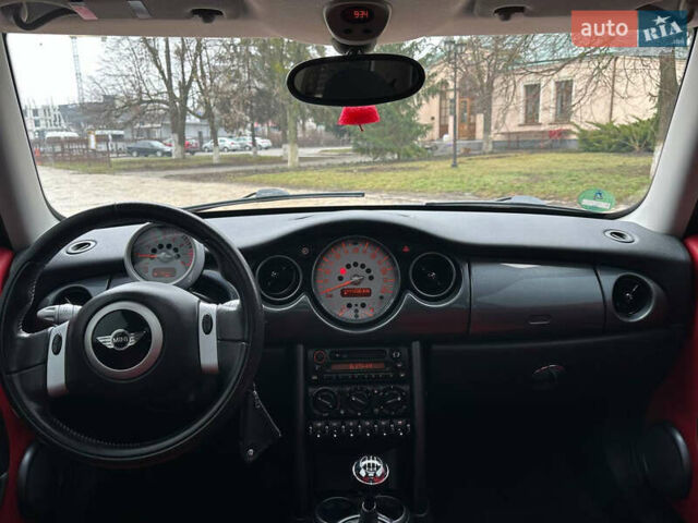 Красный Мини Купер, объемом двигателя 1.6 л и пробегом 210 тыс. км за 4750 $, фото 15 на Automoto.ua