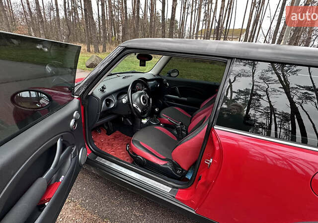 Красный Мини Купер, объемом двигателя 1.6 л и пробегом 136 тыс. км за 4999 $, фото 4 на Automoto.ua