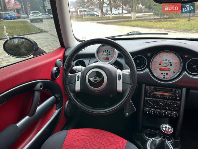 Красный Мини Купер, объемом двигателя 1.6 л и пробегом 210 тыс. км за 4750 $, фото 12 на Automoto.ua