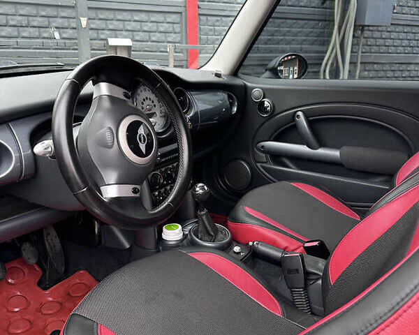 Красный Мини Купер, объемом двигателя 1.6 л и пробегом 136 тыс. км за 4999 $, фото 1 на Automoto.ua