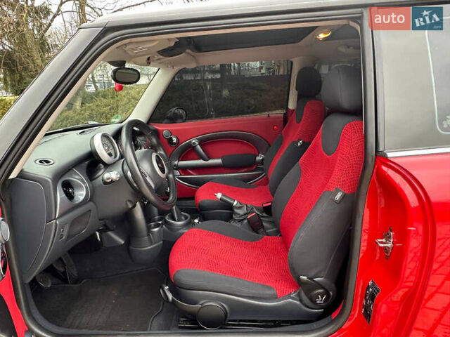 Красный Мини Купер, объемом двигателя 1.6 л и пробегом 210 тыс. км за 4750 $, фото 16 на Automoto.ua