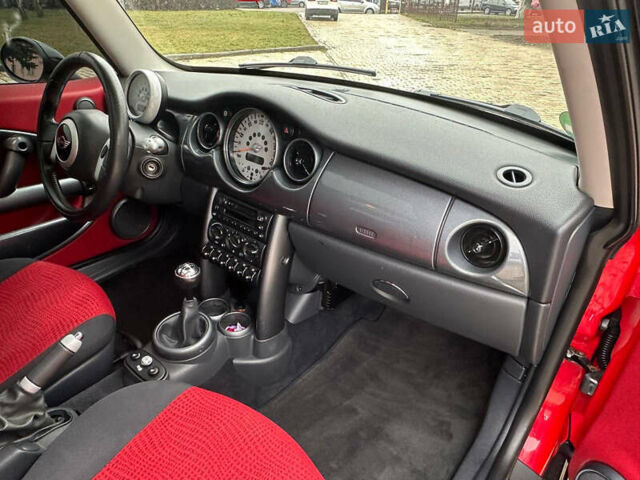 Красный Мини Купер, объемом двигателя 1.6 л и пробегом 210 тыс. км за 4750 $, фото 18 на Automoto.ua