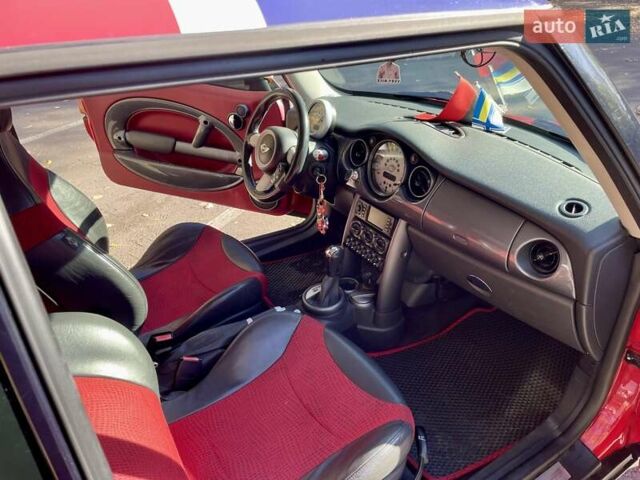 Красный Мини Купер, объемом двигателя 1.6 л и пробегом 197 тыс. км за 3700 $, фото 5 на Automoto.ua