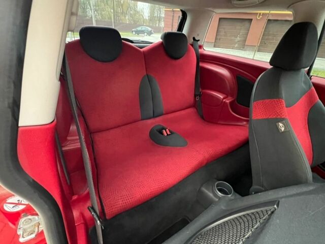 Красный Мини Купер, объемом двигателя 1.6 л и пробегом 230 тыс. км за 5600 $, фото 4 на Automoto.ua