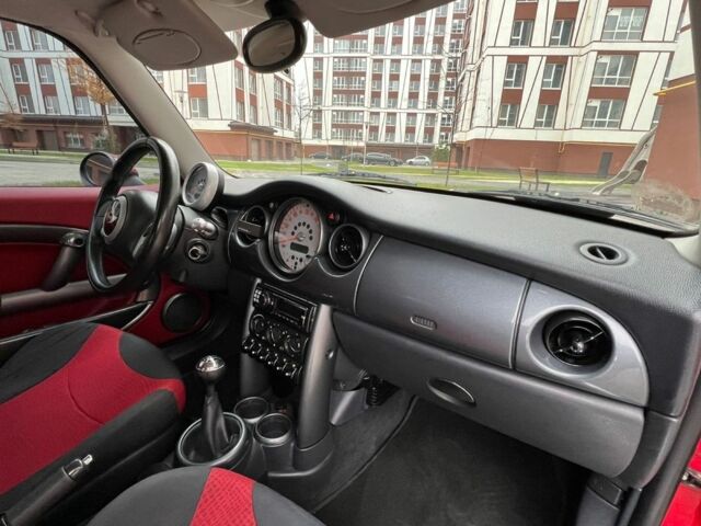 Красный Мини Купер, объемом двигателя 1.6 л и пробегом 230 тыс. км за 5600 $, фото 3 на Automoto.ua