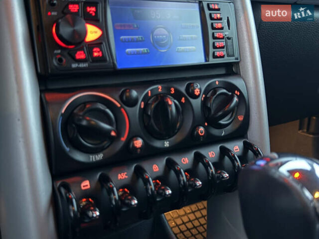 Червоний Міні Cooper, об'ємом двигуна 1.6 л та пробігом 156 тис. км за 6800 $, фото 21 на Automoto.ua