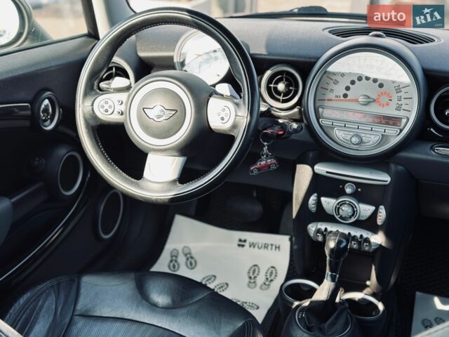 Красный Мини Купер, объемом двигателя 1.6 л и пробегом 190 тыс. км за 5999 $, фото 17 на Automoto.ua