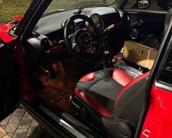 Красный Мини Купер, объемом двигателя 1.6 л и пробегом 260 тыс. км за 4999 $, фото 1 на Automoto.ua