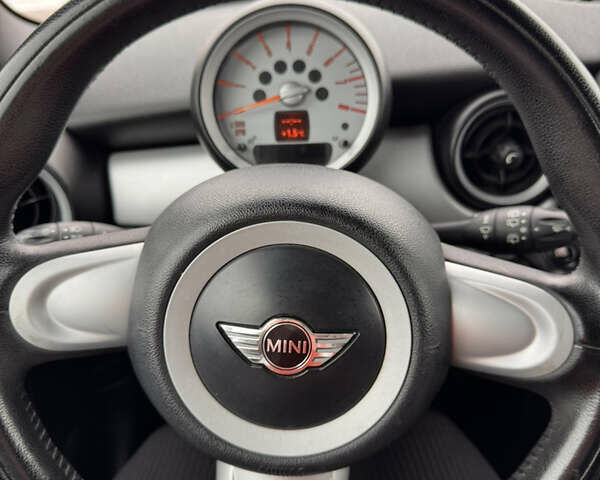 Червоний Міні Cooper, об'ємом двигуна 1.4 л та пробігом 195 тис. км за 5599 $, фото 76 на Automoto.ua