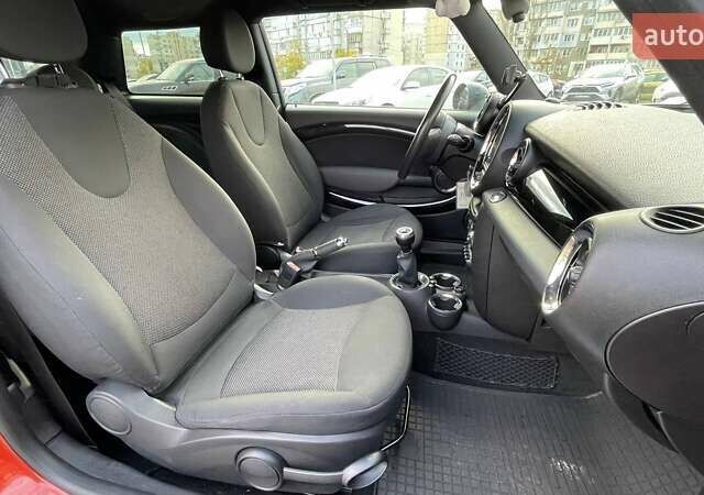Червоний Міні Cooper, об'ємом двигуна 1.6 л та пробігом 107 тис. км за 6690 $, фото 9 на Automoto.ua
