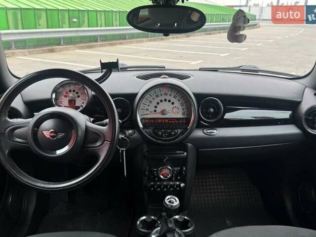 Червоний Міні Cooper, об'ємом двигуна 1.6 л та пробігом 107 тис. км за 7990 $, фото 11 на Automoto.ua