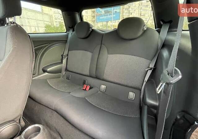 Червоний Міні Cooper, об'ємом двигуна 1.6 л та пробігом 107 тис. км за 6690 $, фото 7 на Automoto.ua