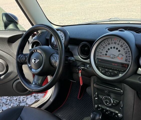 Червоний Міні Cooper, об'ємом двигуна 1.6 л та пробігом 189 тис. км за 9300 $, фото 11 на Automoto.ua