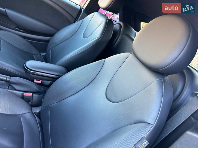 Мини Купер 2012 в Киеве на Automoto.ua Красный Мини Купер, объемом двигателя 1.6 л и пробегом 140 тыс. км за 6999 $, фото 17 на Automoto.ua