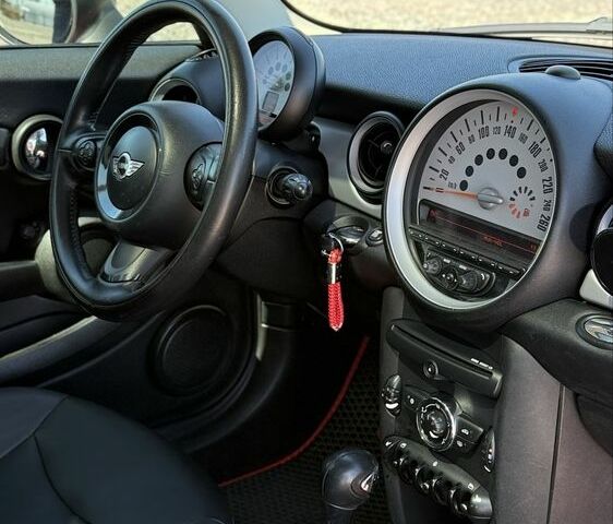 Червоний Міні Cooper, об'ємом двигуна 1.6 л та пробігом 189 тис. км за 9300 $, фото 13 на Automoto.ua
