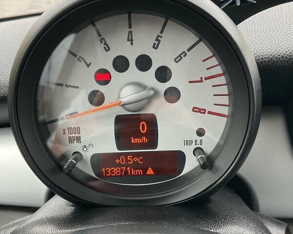 Красный Мини Купер, объемом двигателя 1.6 л и пробегом 133 тыс. км за 8000 $, фото 5 на Automoto.ua