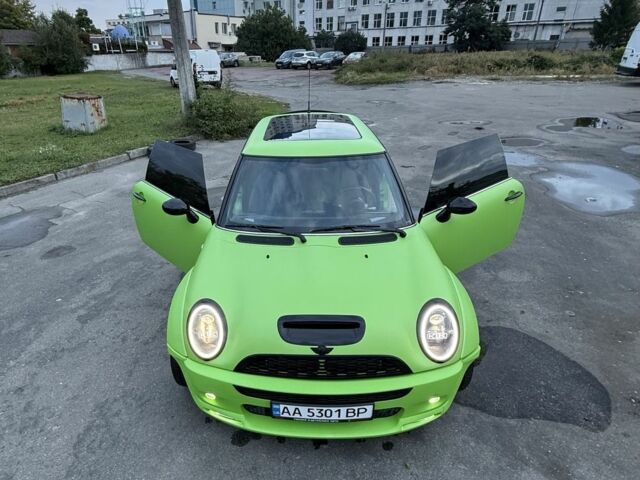 Красный Мини Купер, объемом двигателя 1.6 л и пробегом 200 тыс. км за 9000 $, фото 1 на Automoto.ua