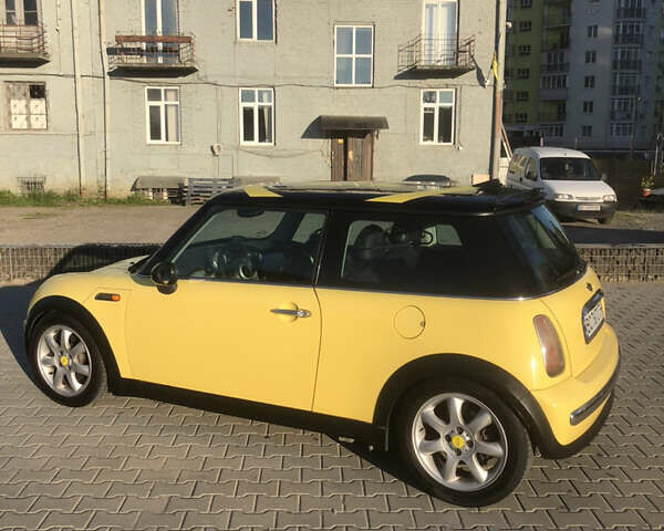 Желтый Мини Купер, объемом двигателя 1.6 л и пробегом 198 тыс. км за 4900 $, фото 2 на Automoto.ua