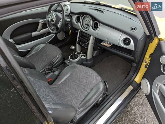 Желтый Мини Купер, объемом двигателя 1.6 л и пробегом 210 тыс. км за 3950 $, фото 9 на Automoto.ua