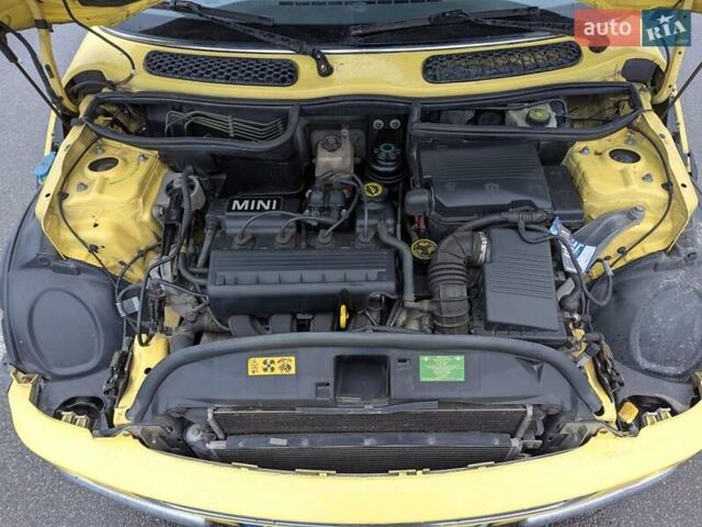 Желтый Мини Купер, объемом двигателя 1.6 л и пробегом 210 тыс. км за 3950 $, фото 6 на Automoto.ua