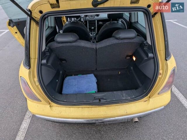 Желтый Мини Купер, объемом двигателя 1.6 л и пробегом 210 тыс. км за 3950 $, фото 3 на Automoto.ua