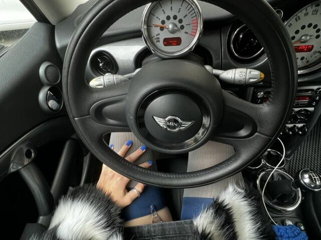 Желтый Мини Купер, объемом двигателя 1.6 л и пробегом 233 тыс. км за 5000 $, фото 5 на Automoto.ua