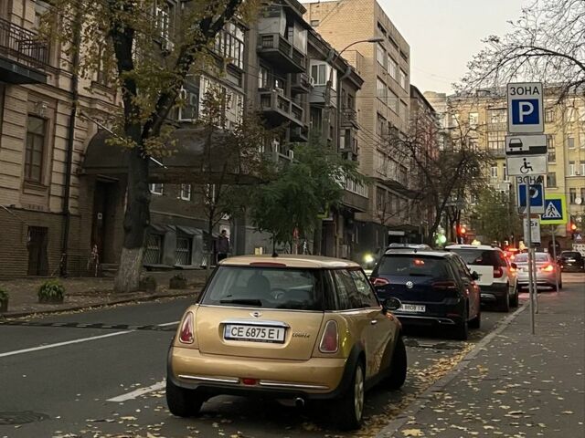 Желтый Мини Купер, объемом двигателя 1.6 л и пробегом 233 тыс. км за 5000 $, фото 1 на Automoto.ua