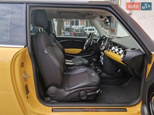 Желтый Мини Купер, объемом двигателя 1.6 л и пробегом 201 тыс. км за 6990 $, фото 45 на Automoto.ua