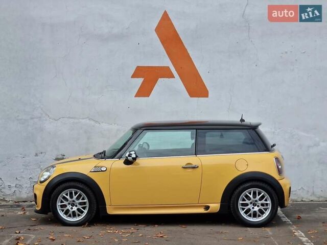 Желтый Мини Купер, объемом двигателя 1.6 л и пробегом 201 тыс. км за 6990 $, фото 21 на Automoto.ua