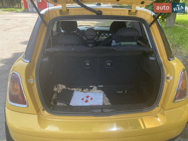 Жовтий Міні Cooper, об'ємом двигуна 1.6 л та пробігом 236 тис. км за 5300 $, фото 7 на Automoto.ua