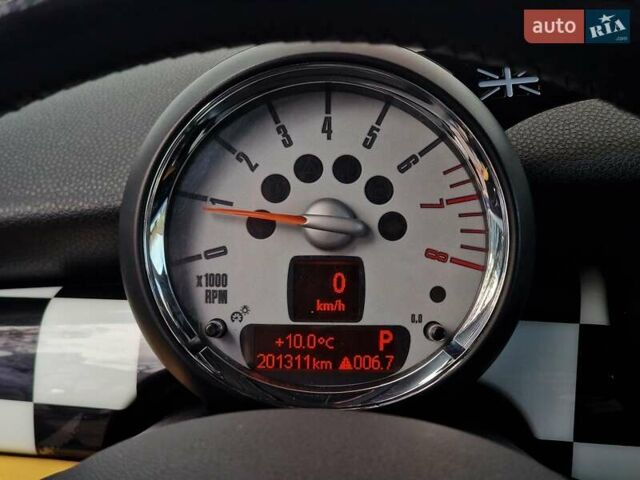 Желтый Мини Купер, объемом двигателя 1.6 л и пробегом 201 тыс. км за 6990 $, фото 58 на Automoto.ua