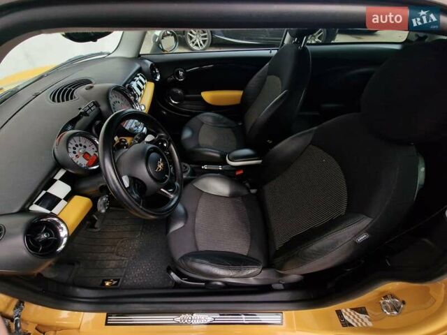 Желтый Мини Купер, объемом двигателя 1.6 л и пробегом 201 тыс. км за 6990 $, фото 40 на Automoto.ua