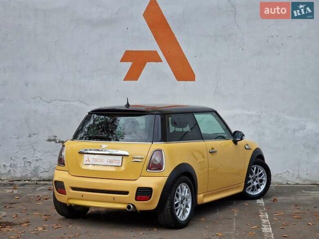 Желтый Мини Купер, объемом двигателя 1.6 л и пробегом 201 тыс. км за 6990 $, фото 29 на Automoto.ua